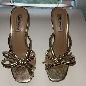 Steve Madden, 4in heel, gold with a bow, size 9